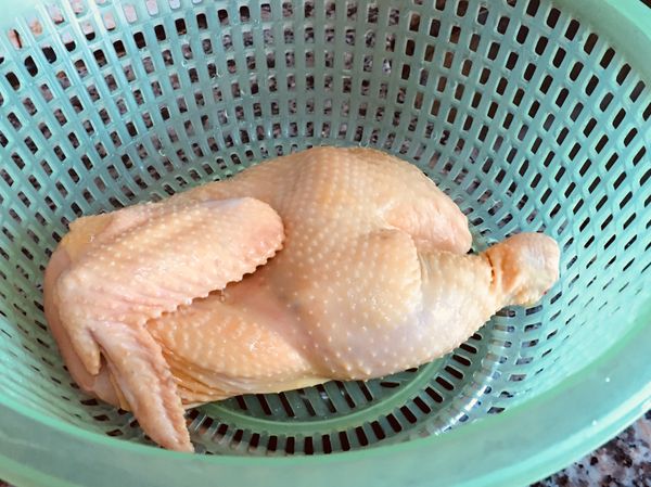 雞洗淨去除血塊和內臟，瀝乾水分備用。