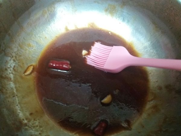 取出一個容器，放入肉塊，將醃料全部放入，辣椒及蒜末也一起醃。