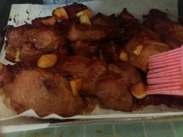 取出，用醃肉剩下醬汁刷在肉上，再5分鐘。