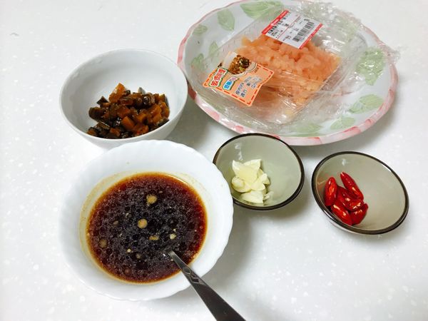 先準備好材料，蒜頭切片；辣椒切段；脆瓜切小粒；脆瓜汁、醬油、胡椒粉、糖、鹽加入半碗水，混合均勻。