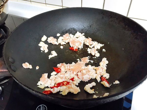 中大火爆香蒜頭、辣椒，加入雞絞肉快炒。