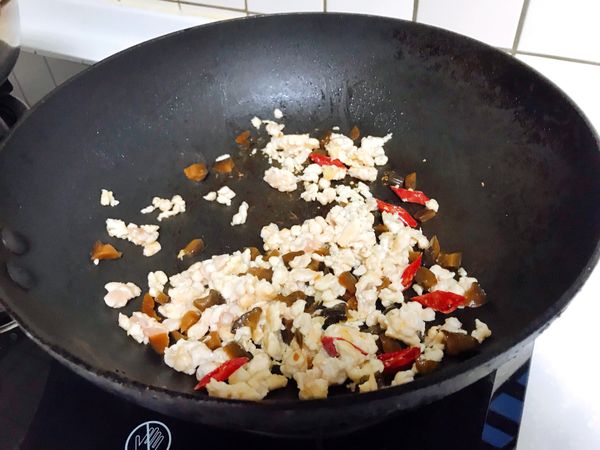 加入脆瓜粒同炒，將雞絞肉炒鬆。