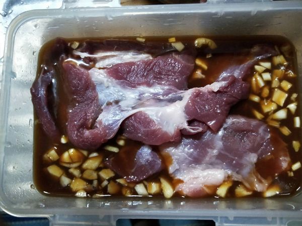 放入梅花肉，用手按摩一下，放入冰箱冷藏醃漬