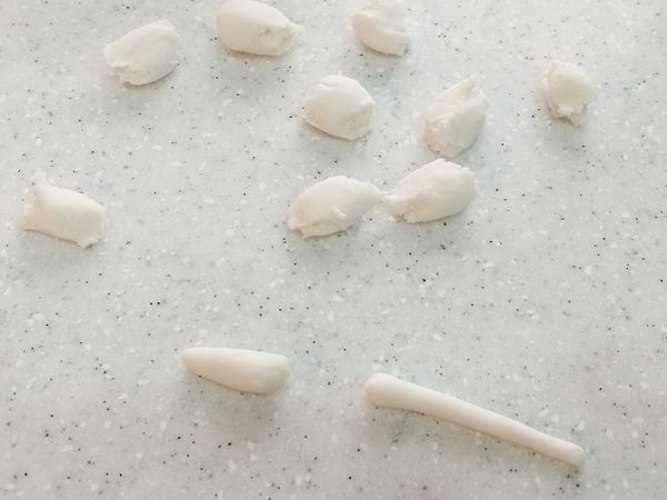 做法一： 直接捏下一小團一小團，搓成約0.5公分寬的長條。
可以一次搓兩三條加速完成。