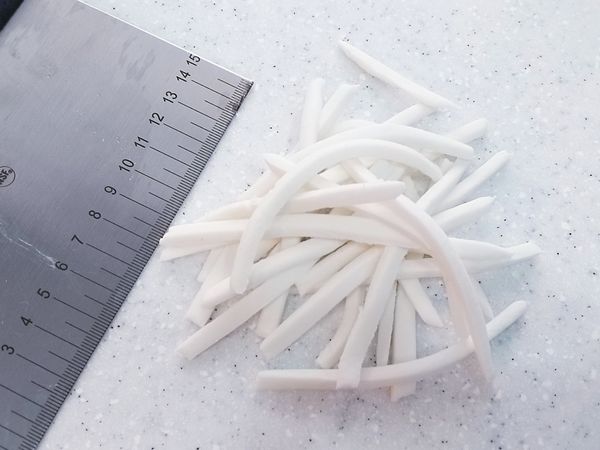 做法2:取一塊米粉團，擀0.5公分厚，用切麵刀切成條狀。（ 若怕黏在檯面可以在 揉麵墊和塑膠袋上操作）。 今天是直接在檯面操作，並沒有黏的十分緊，蠻好取起來的。

用切的米苔目成品有點像烏龍麵。