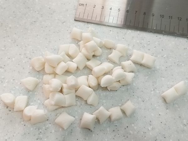 像芋圓，不過是正港的米圓喔。
做大顆要煮較久，這裡是切成小顆粒的米圓。