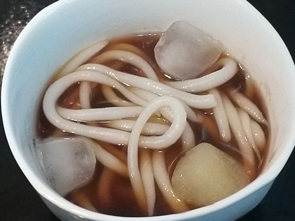 把米苔目條加進煮好放冷的糖水（冬瓜茶/綠豆湯、黑糖水）中，加上冰塊，就是消暑點心。