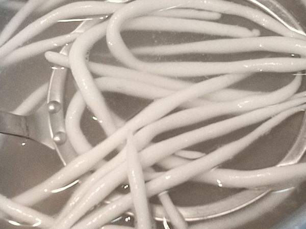 煮米苔目的方法跟煮麵一樣，滾水下，水再度滾起，米苔目浮起，就差不多好了。可試吃一下，確認有熟就起鍋過冷開水瀝乾（或直接）放涼。

煮太久會爛掉喔！