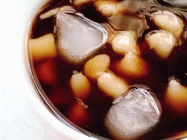 樸素的雪白米圓滋味也不比芋圓差，加入黑糖水加砂糖煮成的黑糖水，再加幾個冰塊，Q彈好吃。

～歡迎來我的Facebook粉絲專頁坐坐喔！ https://www.facebook.com/jessica.love.cooking/