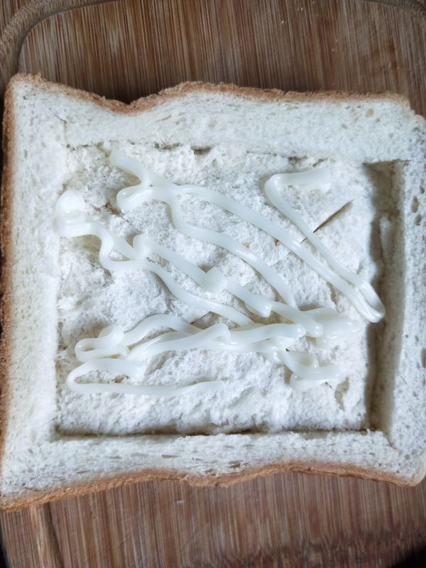 在厚片吐司凹槽中擠上一些美奶滋當防水層
(厚片吐司怎樣切出凹槽，請參考 https://icook.tw/recipes/295932)