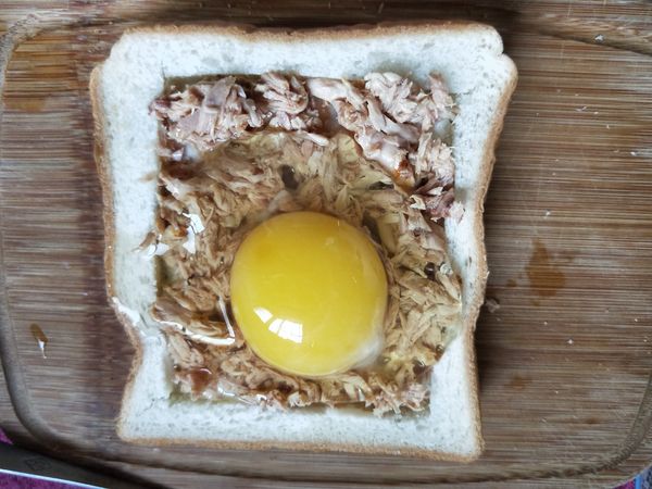 雞蛋直接打在吐司中央