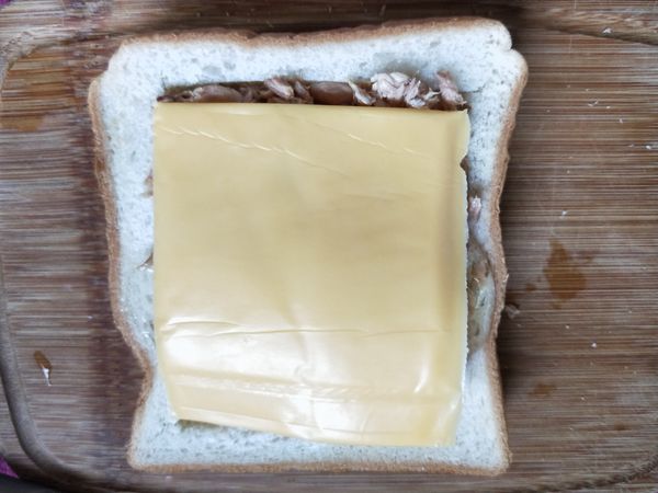 蓋上一片起士片 (本來是要使用焗烤起士的，前一天用完忘記補貨，所以改用起士片)