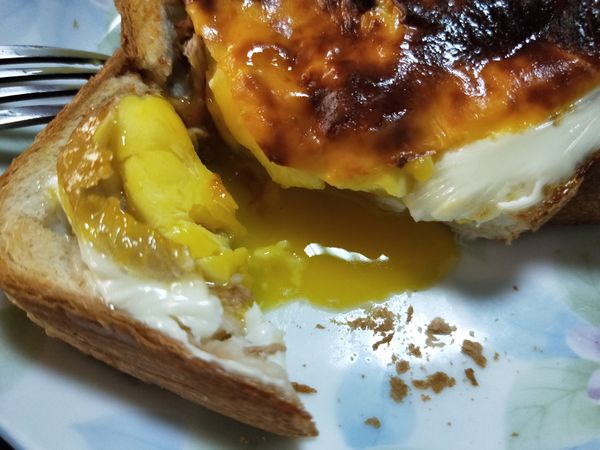 一刀切下還會有蛋汁流出