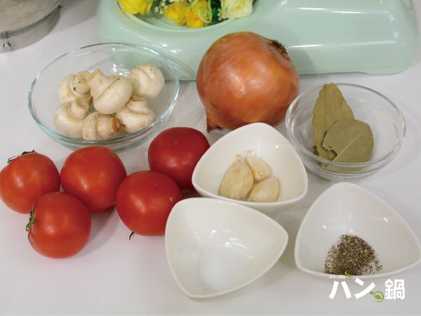 -番茄肉醬食材參考-
豬肉500克
洋菇6朵
蒜3顆
番茄4顆
番茄醬400克

-調味-
高湯300克
紅酒150克
月桂葉3片
黑胡椒1/4茶匙
鹽1/2茶匙