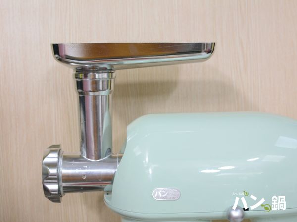 使用胖鍋MX-505攪拌機，裝上絞肉器，機器開至1速檔開始運轉。