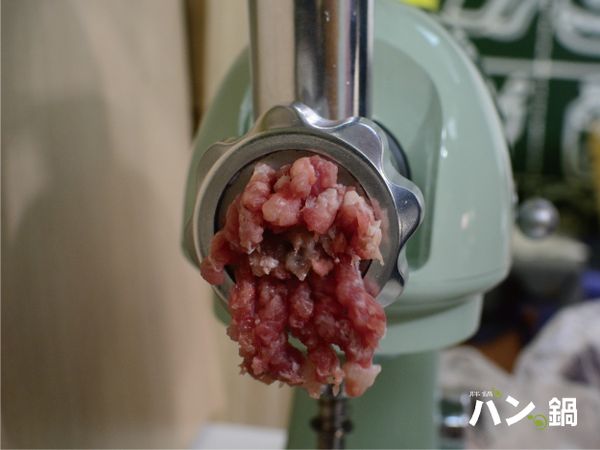 待豬肉壓成絞肉即可，小編使用最大的口徑的絞肉器，吃的到肉的口感哦！
(使用的絞肉口行徑依個人喜好為主)