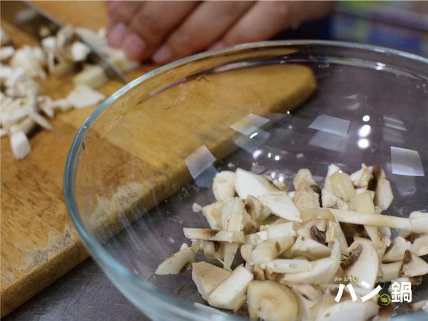 把洋菇切成適量大小