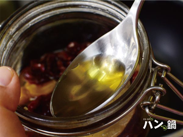 倒入兩匙半的油熱鍋，小編這次使用的是油漬蕃茄乾的橄欖油，好香又好搭呀~