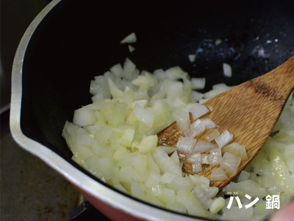 先炒洋蔥(1顆)