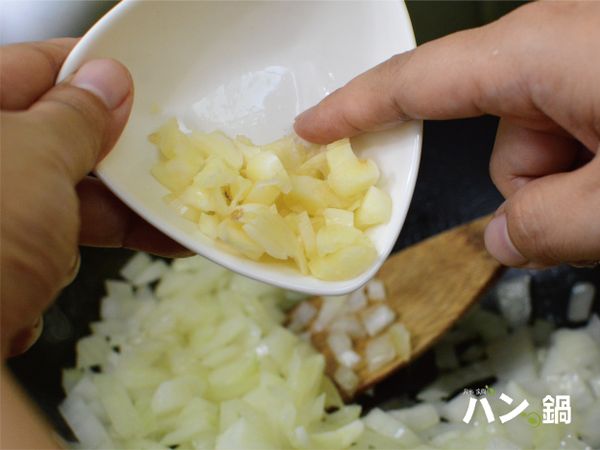 再加入蒜，炒至金黃(3顆)