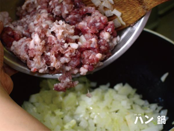 倒入絞肉(500克)