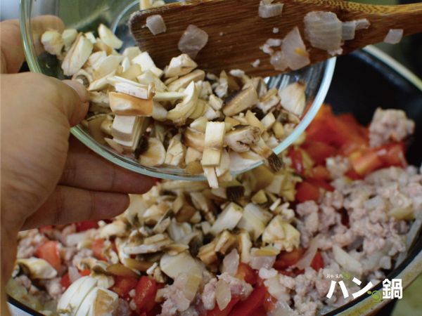 加入洋菇丁(6朵的量)