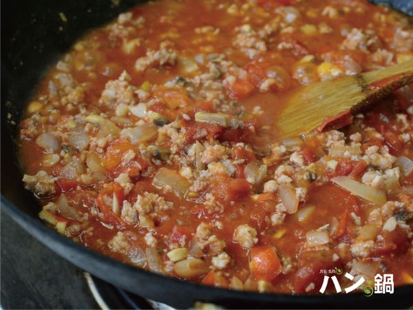 待鍋內料都快熟，再開始加入調味料