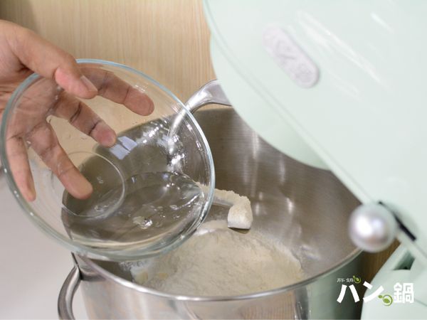 將水(190克)倒入