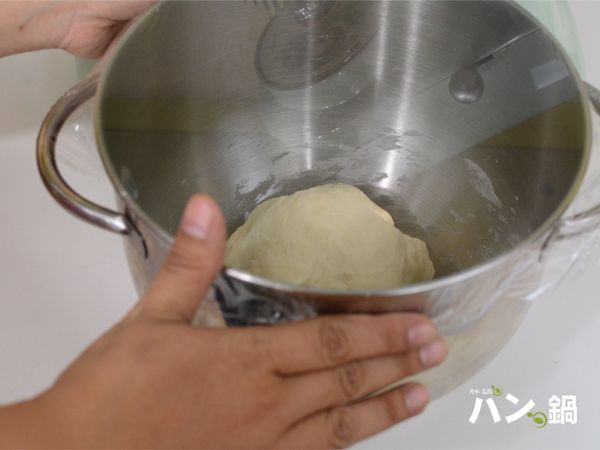 用保鮮膜密封，麵糰覆蓋鬆弛30分鐘