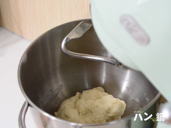 使用パンの鍋（胖鍋）攪拌機MX-505 ，裝上勾狀的攪拌器，先用1速讓食材充份混合，再開到2速讓麵糰打至成糰。