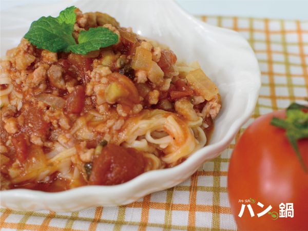 最後將煮好的麵條淋上番茄義大利肉醬，完成！