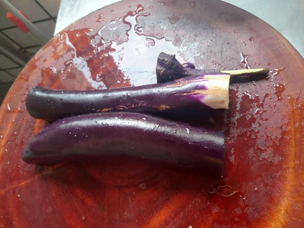 茄子洗乾淨，去頭尾