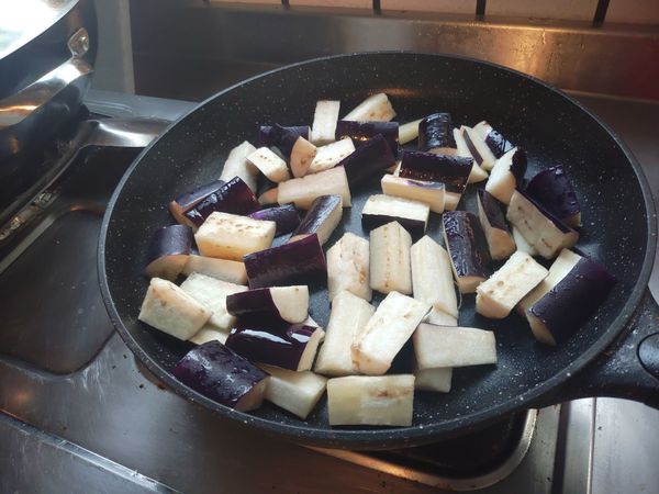 茄子丟進去炒