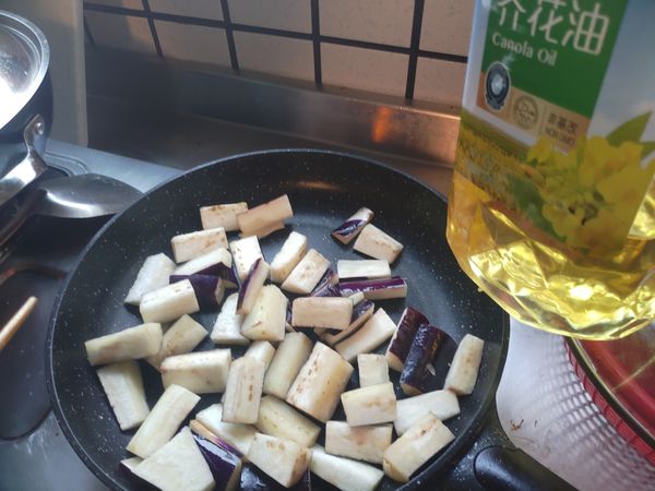 茄子會吸掉油，所以補上油