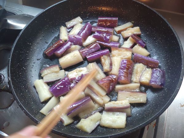 茄子煮熟，戳進去就是熟