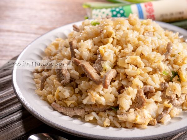 好吃的沙拉醬牛肉蛋炒飯上桌囉～