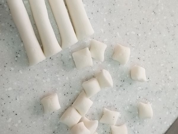 做法3：搓成 約1公分寬的粗條，再切成顆粒。