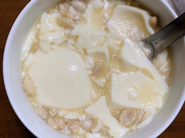 因為我們的豆漿只有煮至溫熱而已～就可以冰入冰箱唷～～(⁎⁍̴̛ᴗ⁍̴̛⁎)我是冰了4小時至5小時取出試吃！豆花很ㄉㄨㄞˉ！冰至隔天更冰加入花生仁湯更好吃😋 自己做的豆花絕對不輸給外面賣的唷👍🏻👍🏻💕