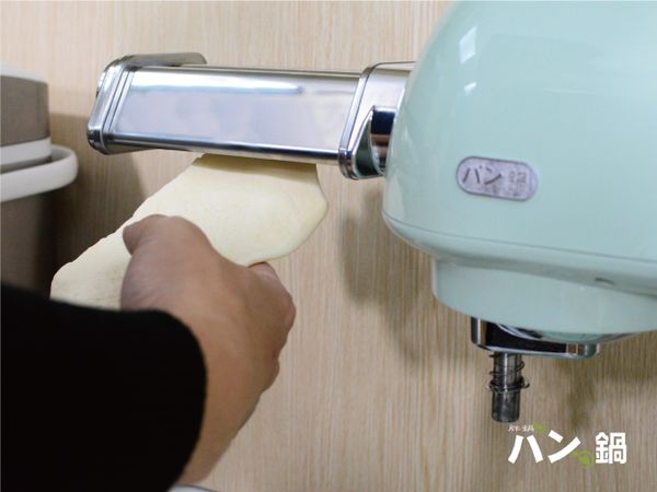使用胖鍋MX-505攪拌機，平狀的壓麵器，將麵糰輕鬆壓出片狀(如果想吃皮帶麵的口感，這樣就可以下鍋了哦^^)