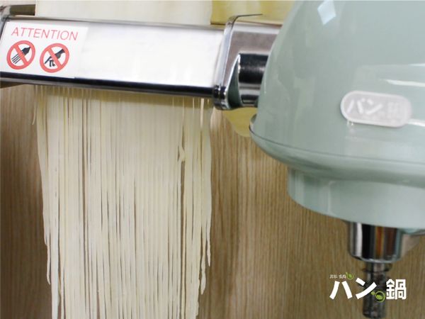 使用胖鍋MX-505攪拌機，細麵條的壓麵器將麵條壓成條狀，過程中可以撒一點中筋麵防止沾黏備用。(等肉醬煮好，再煮麵條，避免麵條乾硬結塊)。要煮麵時，先備一鍋沸水，再將麵條放進已滾熱的水，煮熟即可^^