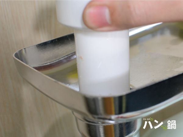 可以使用擠壓器做輔助，將肉塊從洞口壓進去。