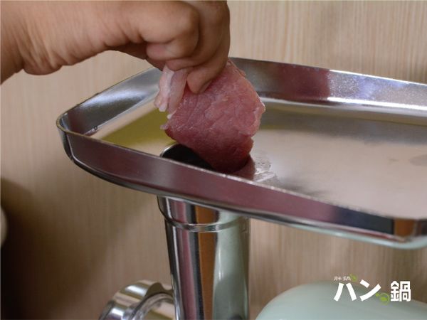 放進豬肉塊。