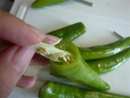 步驟1切除青椒蒂頭，插入筷子轉一圈把裡面的籽取出