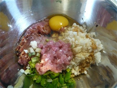 步驟2將絞肉、切碎荸齊、蔥花及調味料加入攪拌均勻