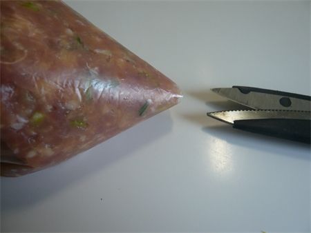 步驟3將調味好的醃肉放入塑膠袋中，尾端剪出缺口