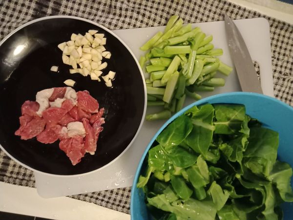 芥蘭菜切3公分長，菜梗和菜葉分開擺。
牛肉切3公分肉絲。
蒜頭切末。