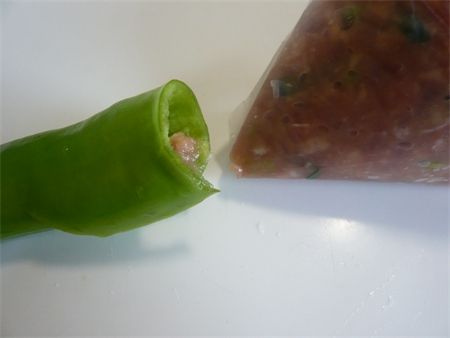 步驟4慢慢將餡料擠進青椒內