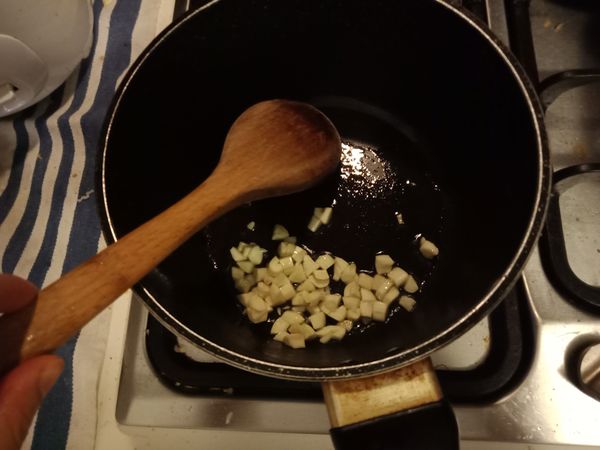 開大火熱炒鍋，加入芥子油煸蒜末至焦黃。