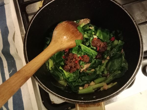 加入鹽巴、醬油、沙茶醬和辣椒末，瓣炒均勻，關火起鍋。