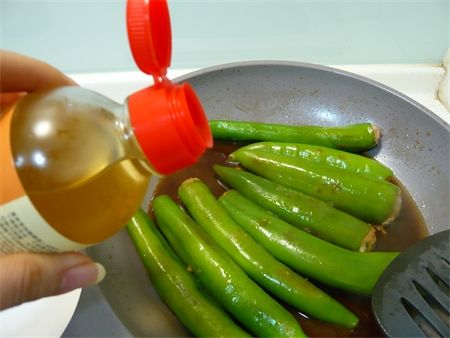 步驟6依序放入味醂、醬油、水悶煮至入味(鹹淡自行調整)